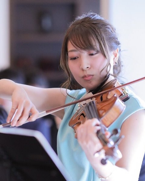 講師 加藤朋佳。バイオリンを演奏している